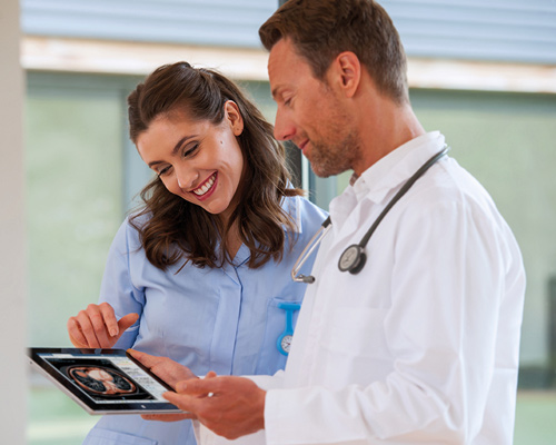 M&eacute;dicos con ipad