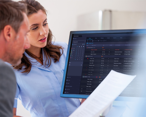 T&eacute;cnico consultando la lista de trabajo