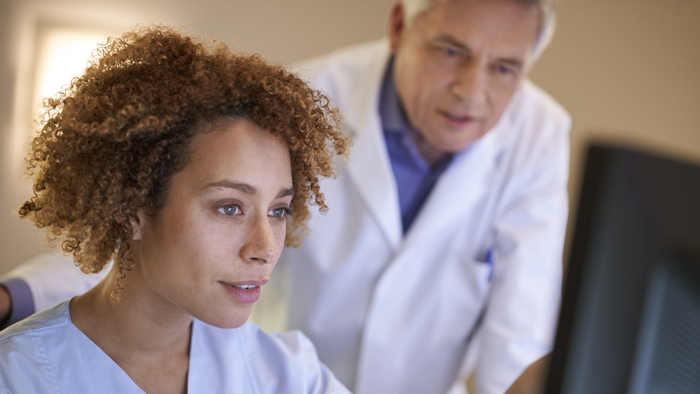 Cl&iacute;nicos que revisan la cuantificaci&oacute;n compatible con IA de los hallazgos