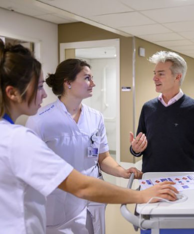 Doctor hablando con la enfermera