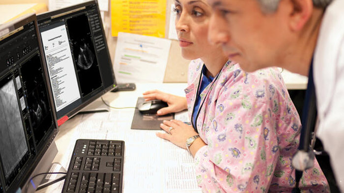 M&eacute;dicos mirando un monitor