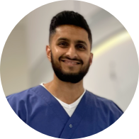 un hombre con una bata azul