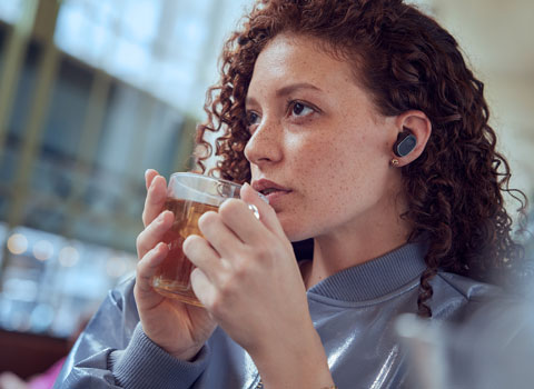 Hombre disfrutando de la experiencia única de Fidelio