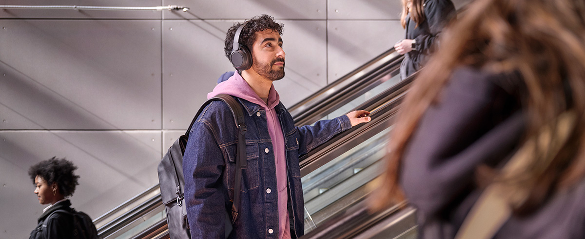 Hombre usando auriculares Philips con cancelación de ruido