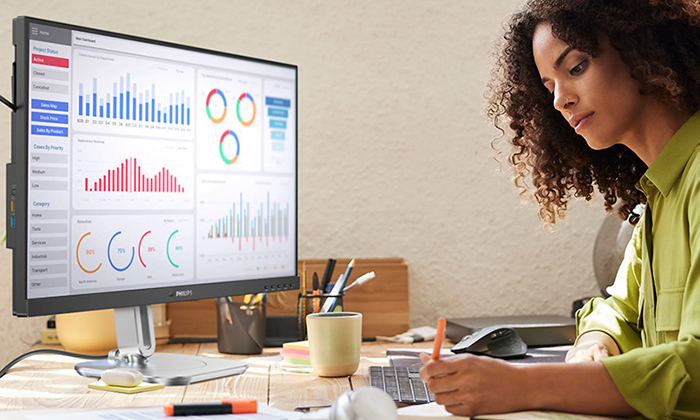 Una mujer est&aacute; trabajando con los monitores Philips certificados con TCO Edge.