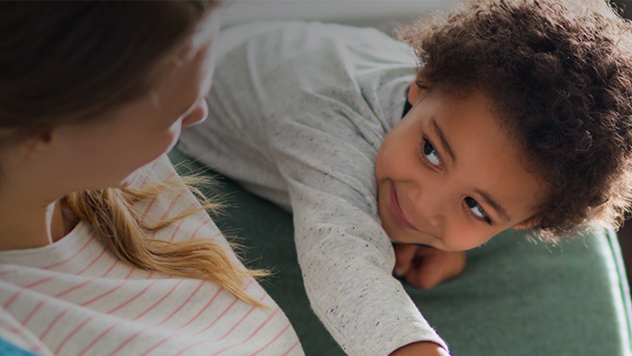 C&oacute;mo limpiar un sof&aacute;: quitar manchas y olores