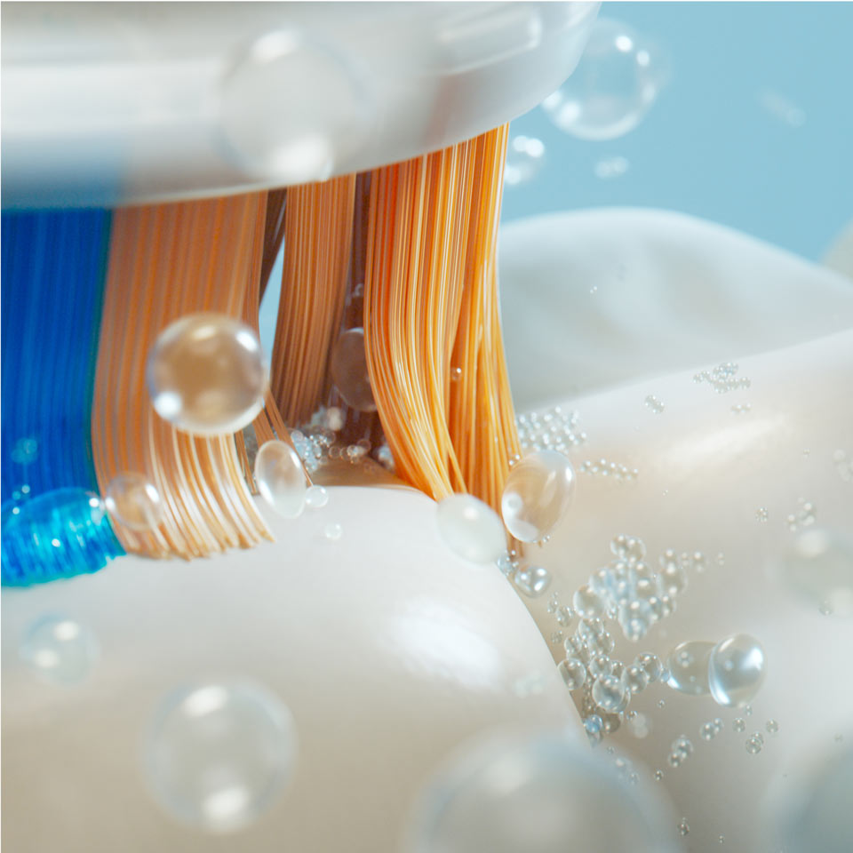 Primer plano del cabezal de cepillado Todo en uno cepillando los dientes