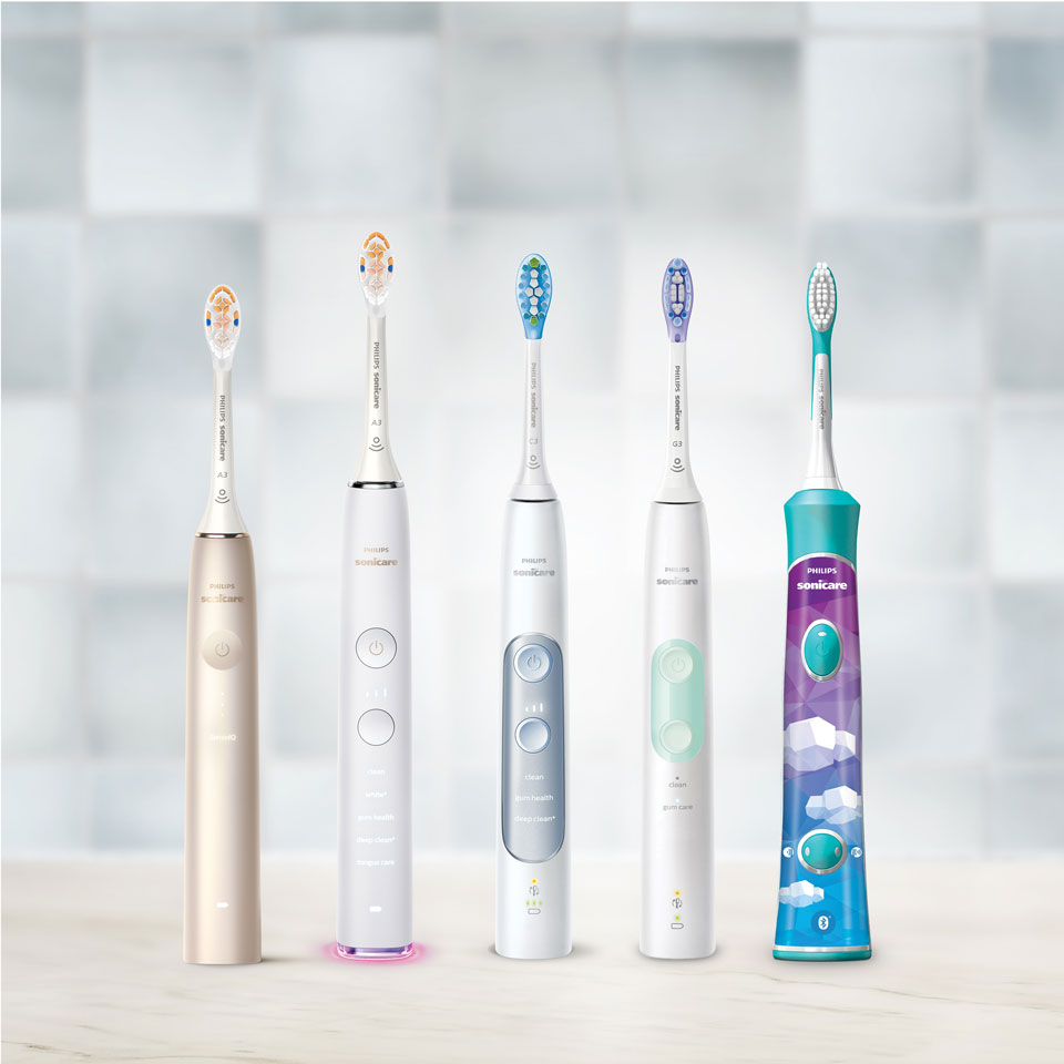 Cepillos dentales el&eacute;ctricos Sonicare alineados en una superficie