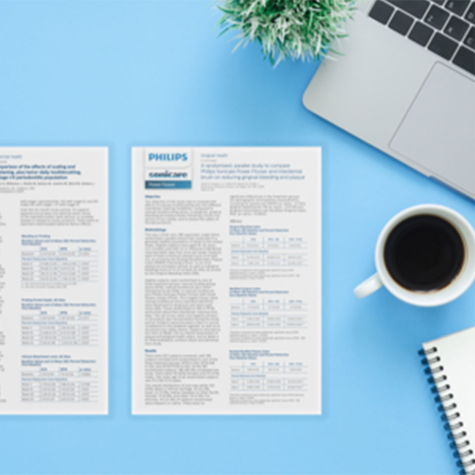 Investigaci&oacute;n cl&iacute;nica sobre un escritorio junto a un caf&eacute; y un port&aacute;til