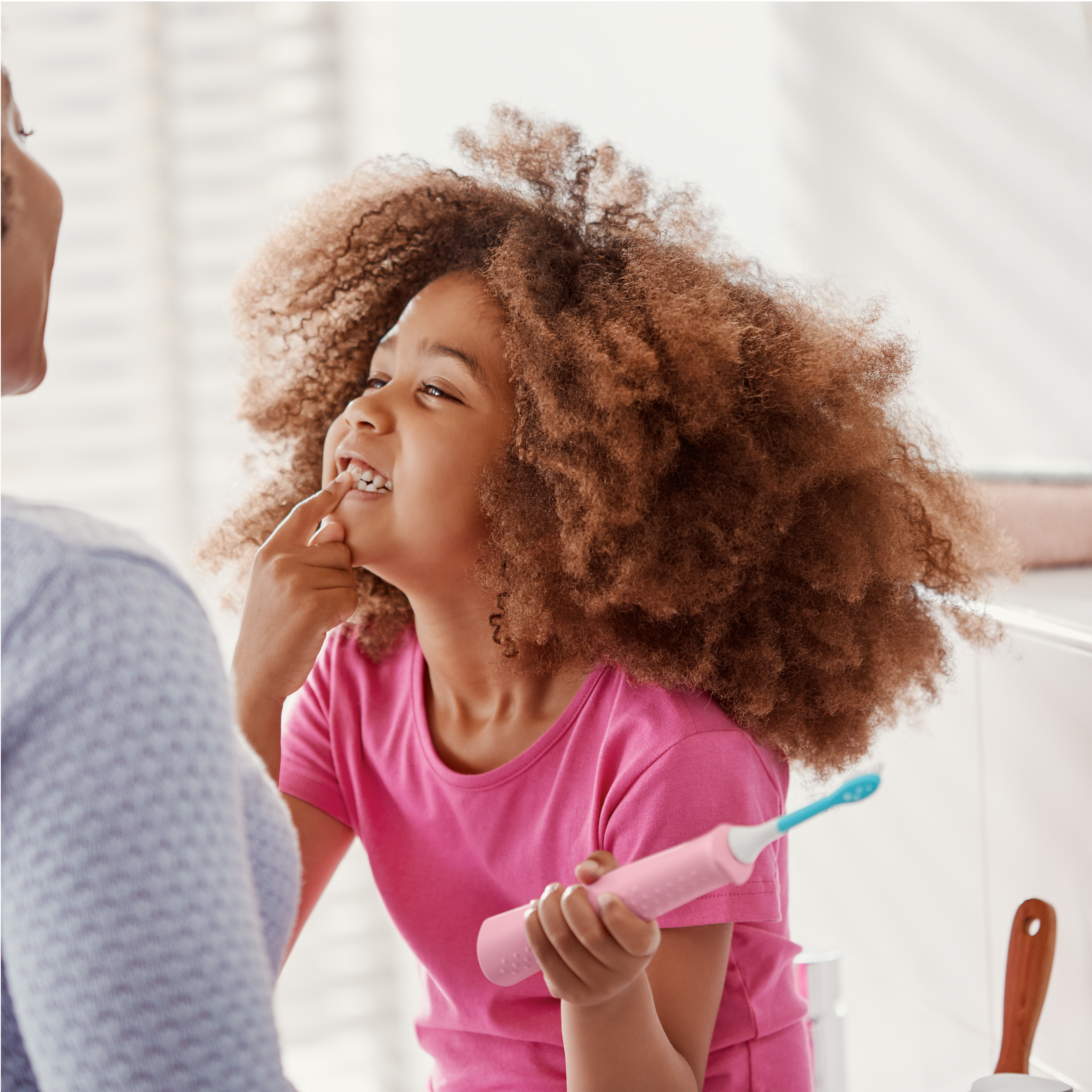 Gráfico de una placa interdental de limpieza de un cepillo dental eléctrico