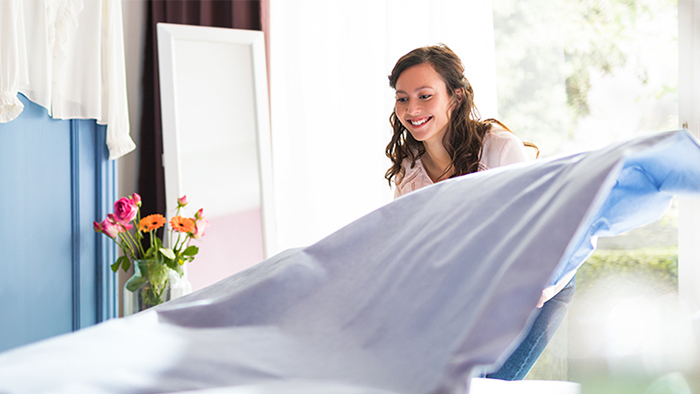 C&oacute;mo doblar una s&aacute;bana bajera