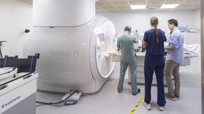 El Hospital de la Santa Creu i Sant Pau realiza una t&eacute;cnica pionera en pacientes con temblor esencial en colaboraci&oacute;n con Philips e Insightec